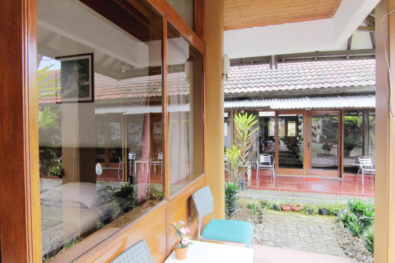 Villa Enggal Lembang Kültér fotó